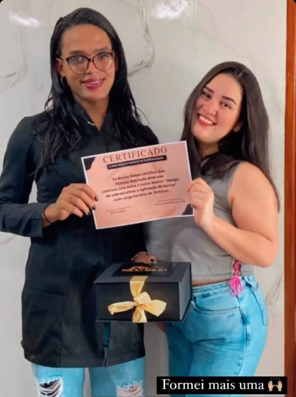 Bruna com aluna em registro de formação profissional