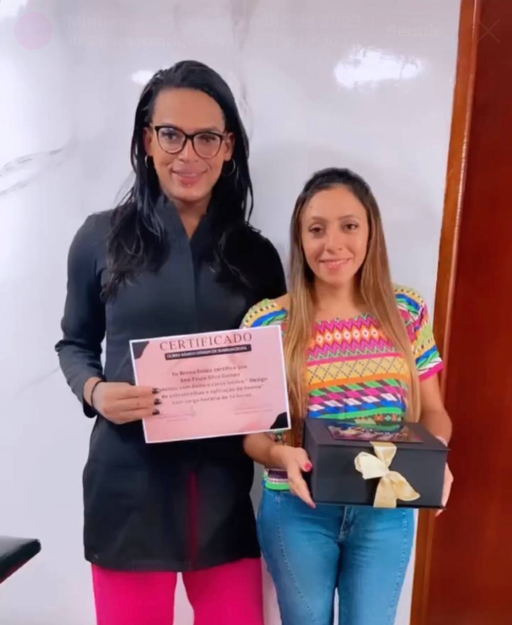Bruna com aluna em registro de formação profissional