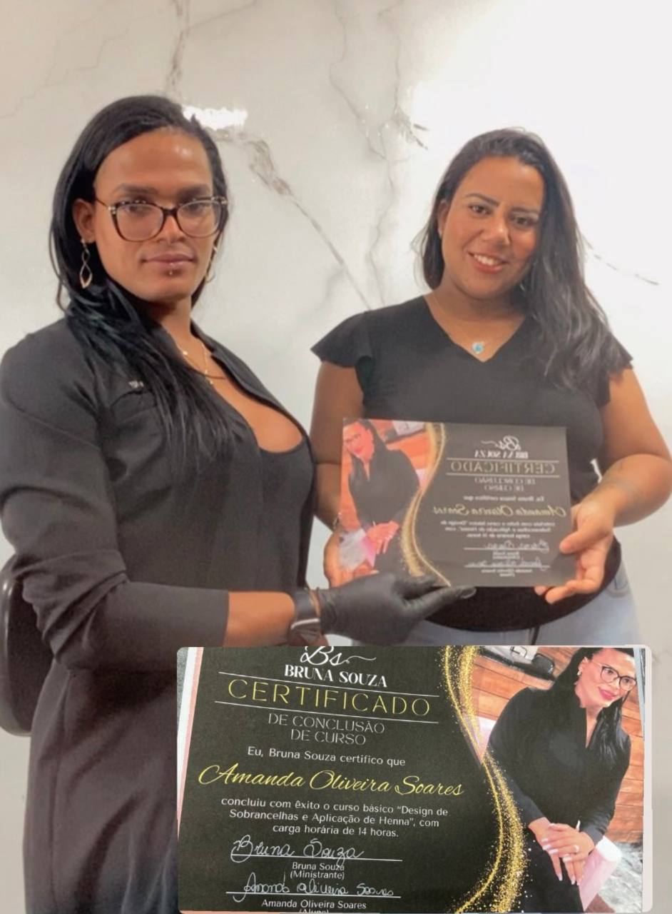 Bruna com aluna em registro de formação profissional