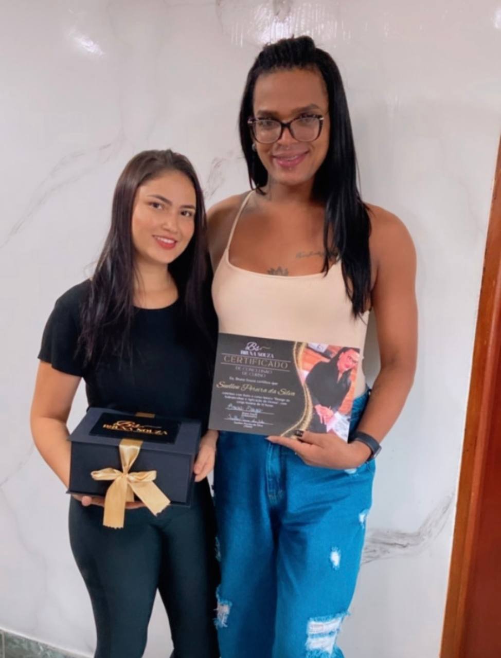 Bruna com aluna em registro de formação profissional