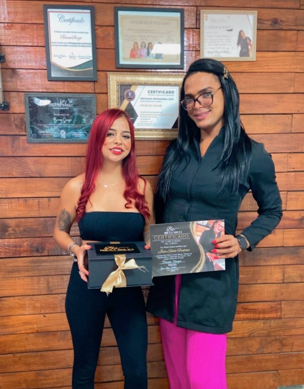 Bruna com aluna e certificado de formação
