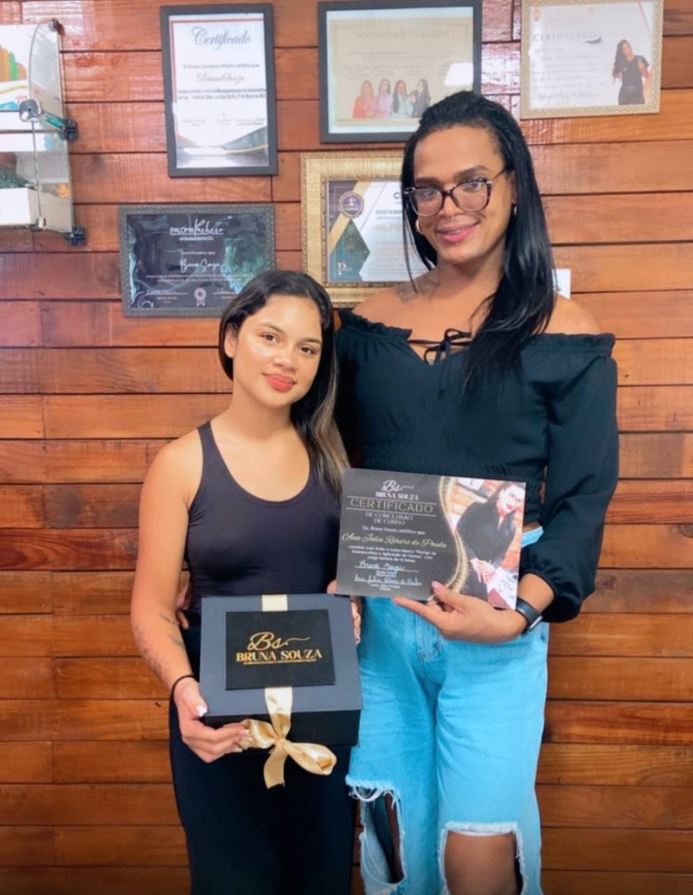 Bruna com aluna em registro de formação profissional