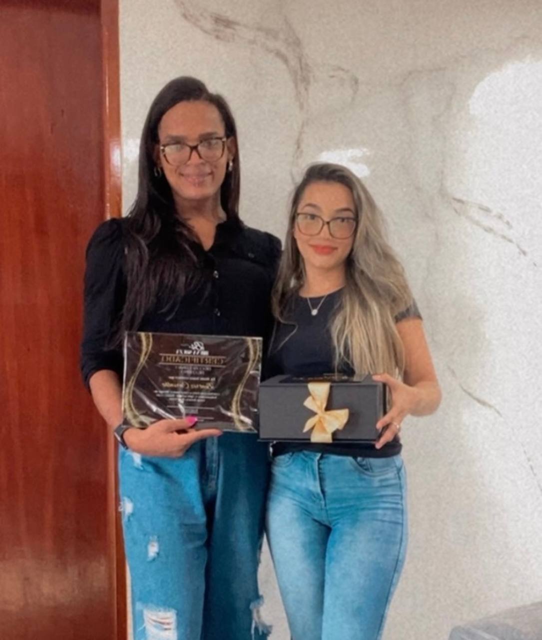 Bruna com aluna em registro de formação profissional