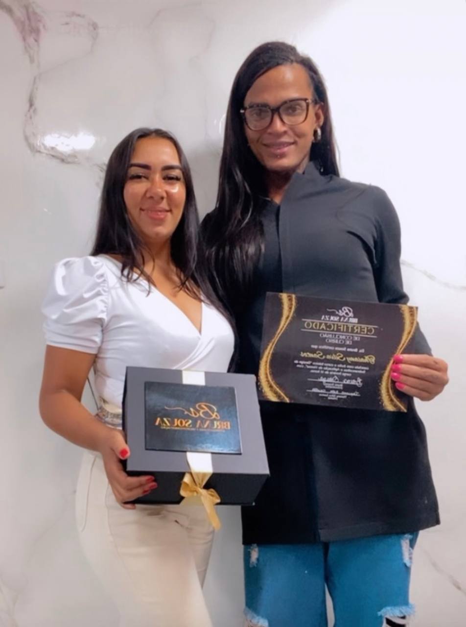 Bruna com aluna em registro de formação profissional