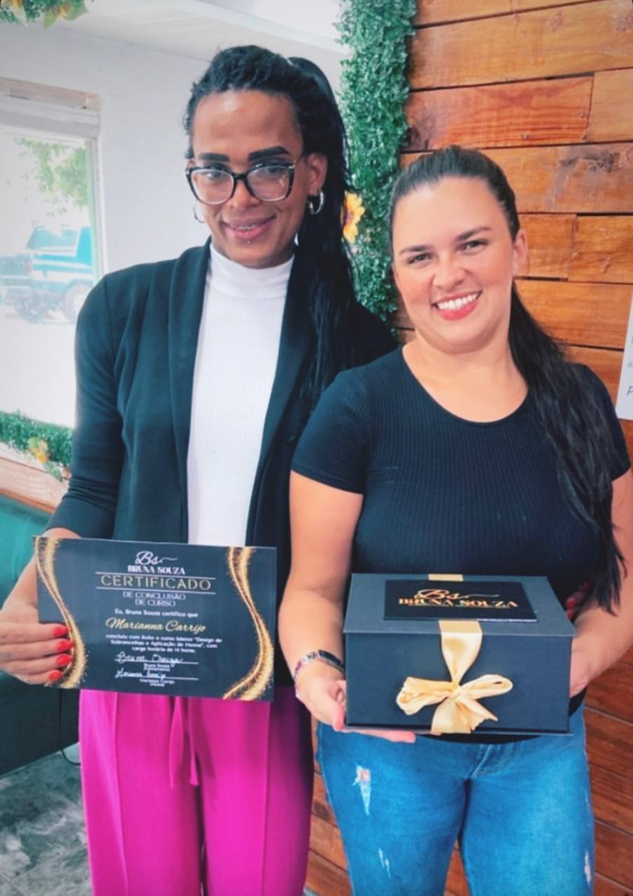 Bruna com aluna em registro de formação profissional