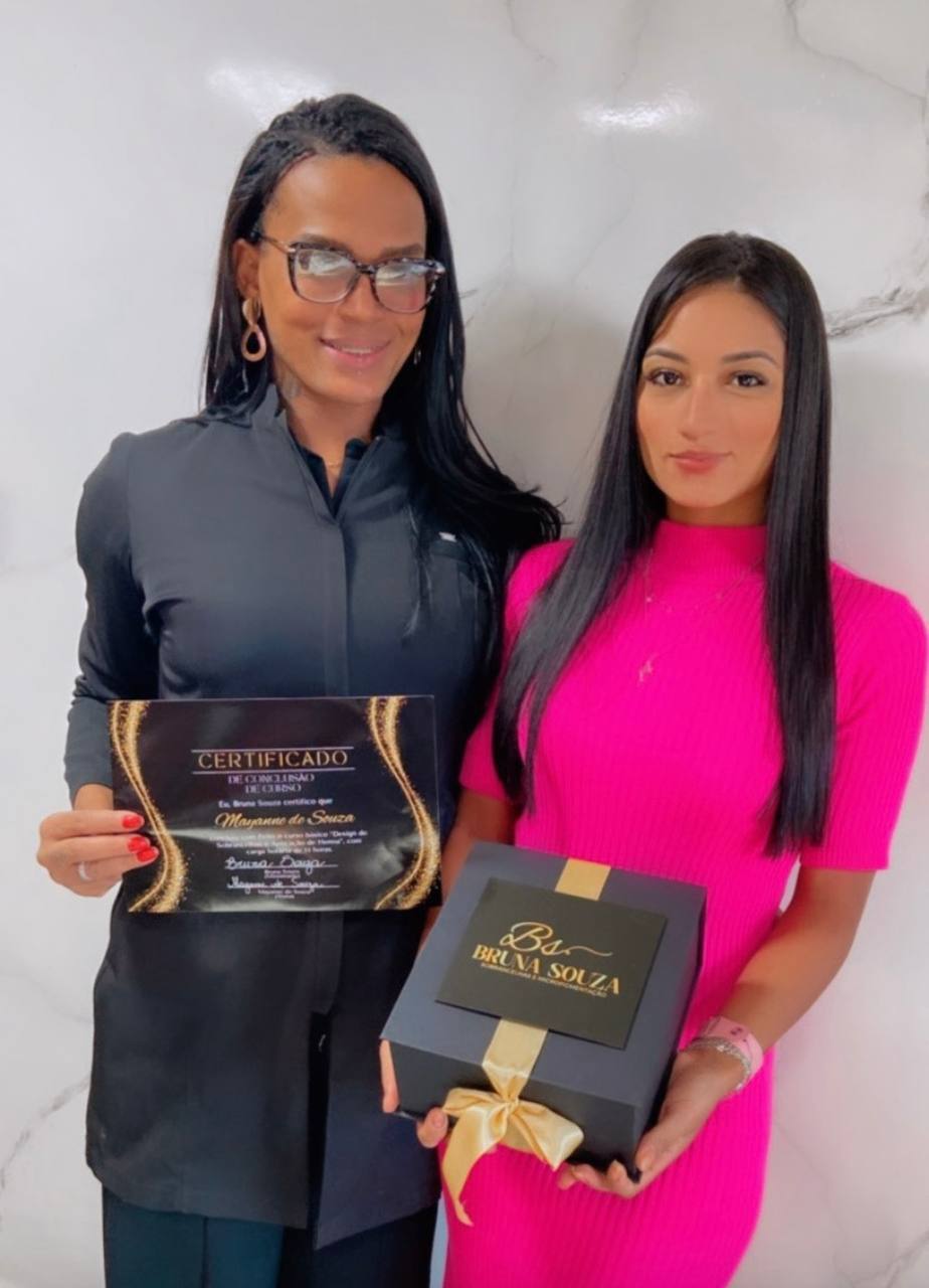 Bruna com aluna e certificado de formação