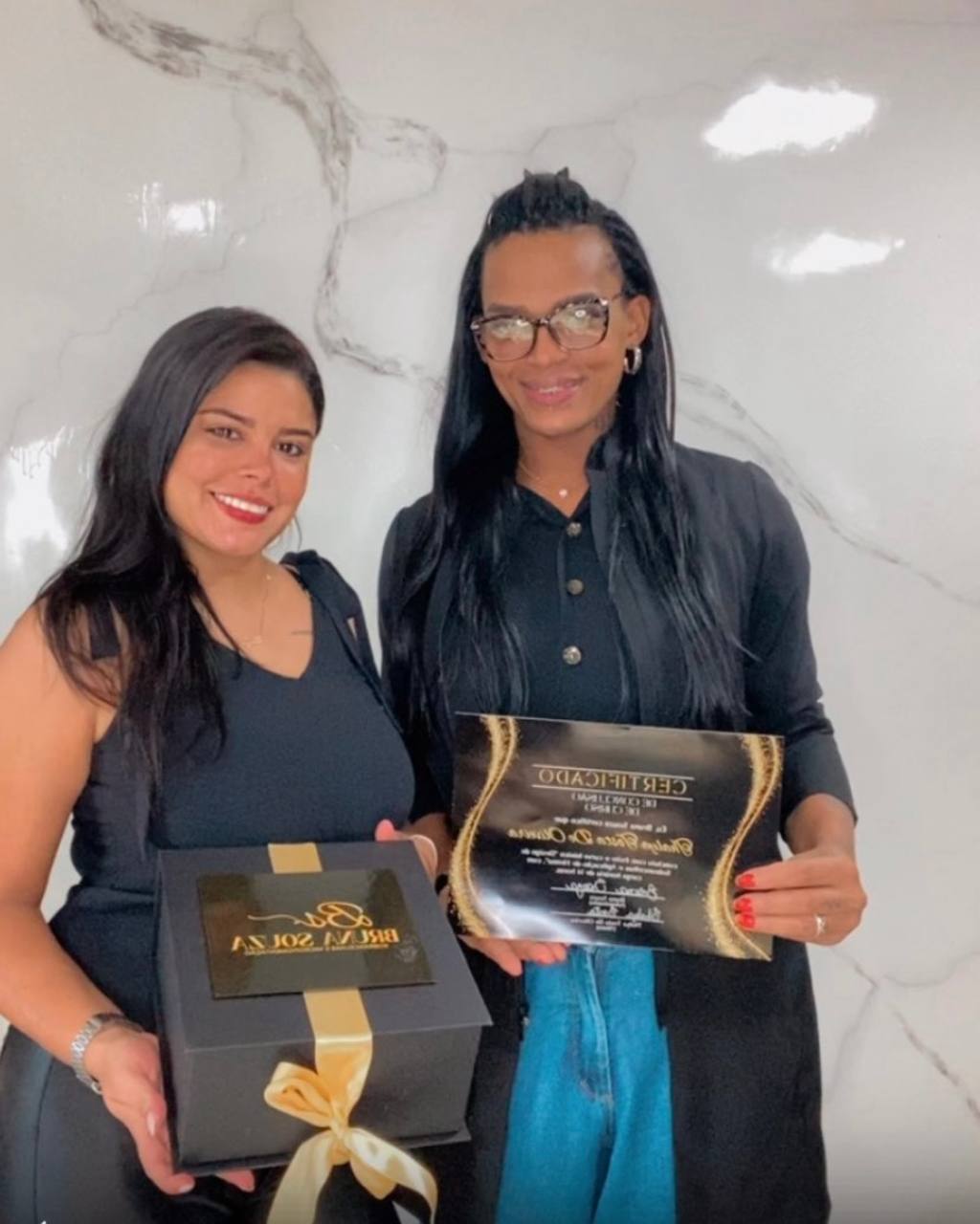 Bruna com aluna e certificado de formação
